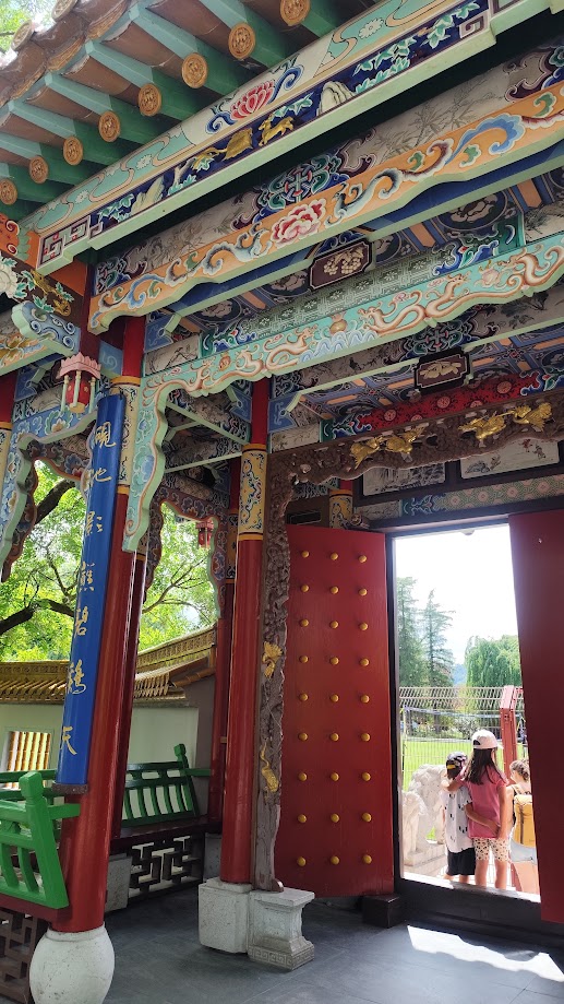 Bohaté maľby na stenách paláca i vstupnej brány