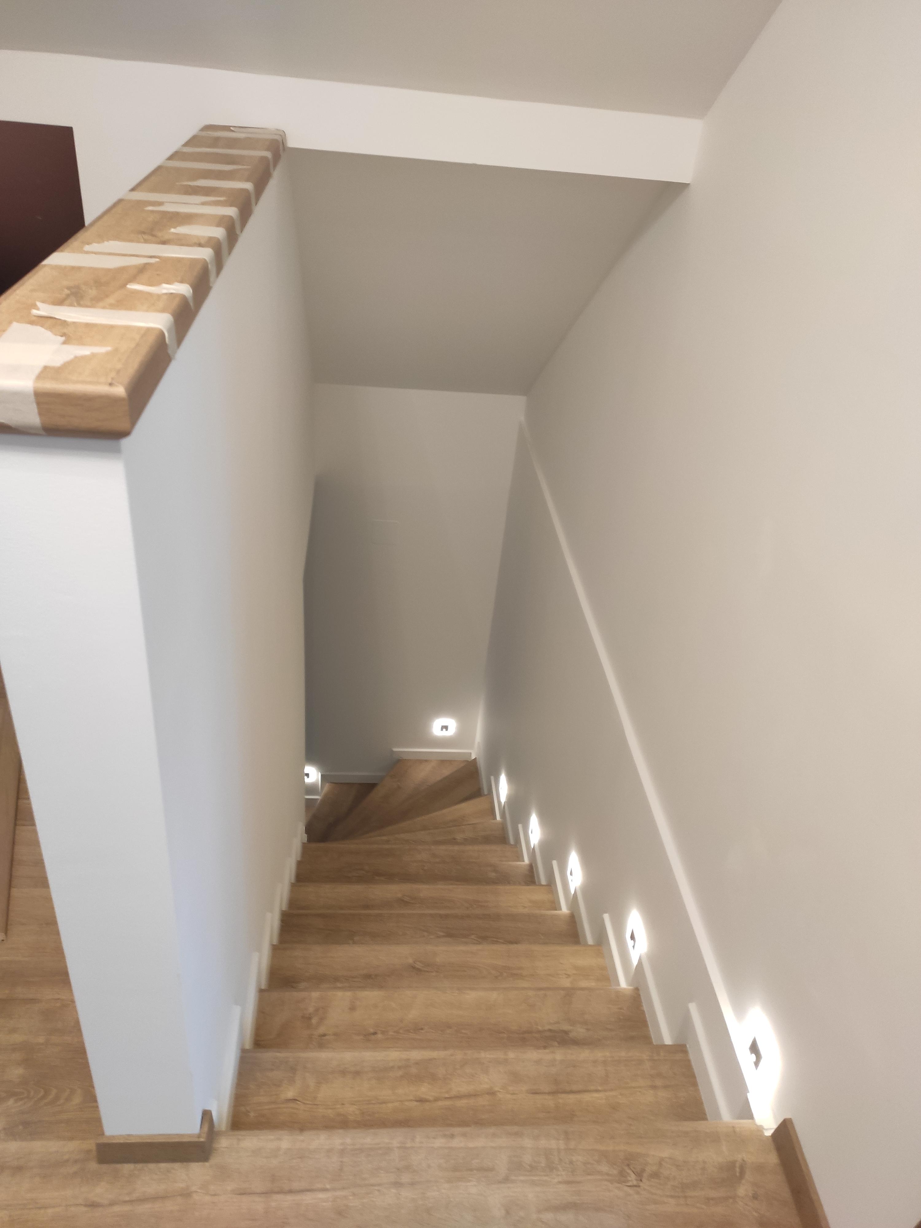 Vízálló Quick Step padló- lépcsőn- emeleti szobákon- közlekedőn és a fürdőszobában.