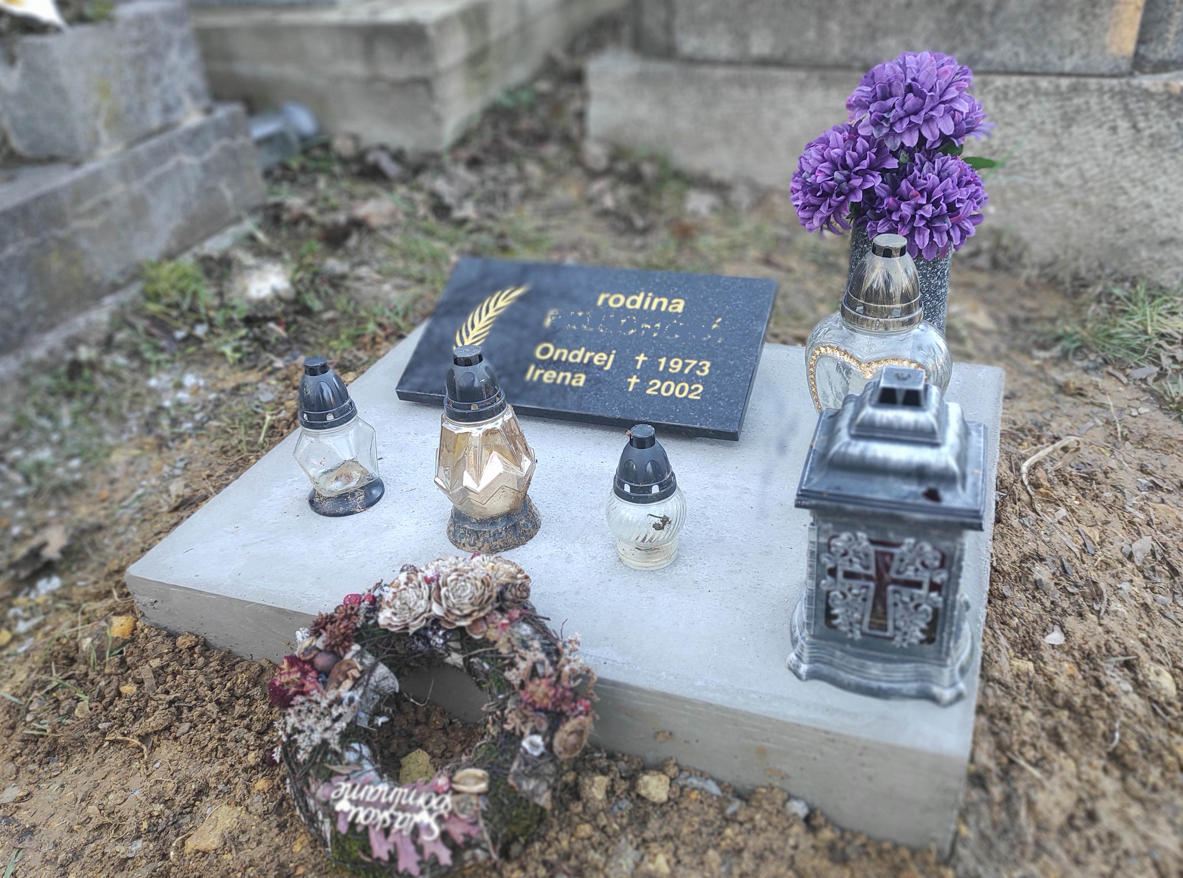 Jednoducho riešený spomienkový hrobček s epitafnou doskou a vázou