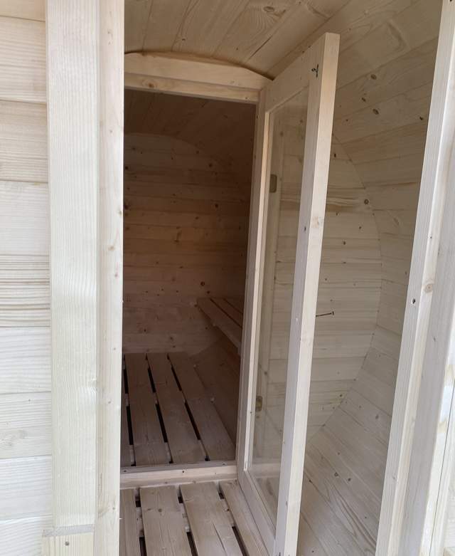Vstup do vonkajšej sudovej sauny