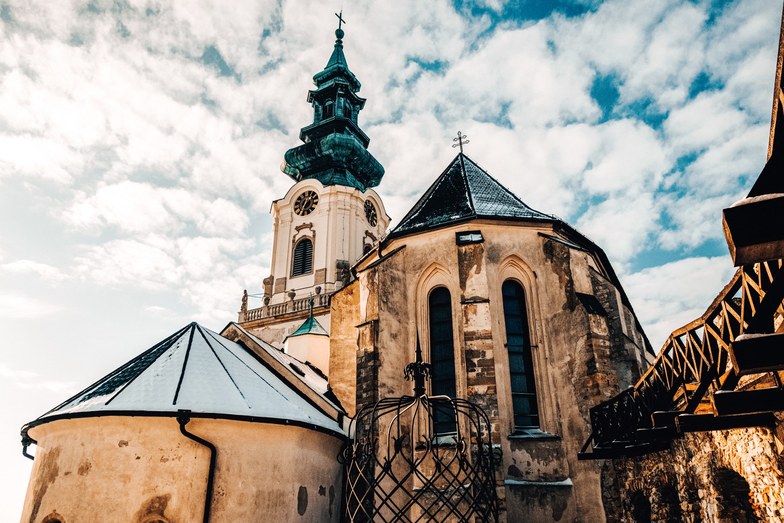 Uväznené knieža vo veži, stratený poklad možno aj z obdobia studenej vojny či historické barokové skvosty. Poďte s nami objaviť zaujímavé tipy na výlety v okolí Nitry.