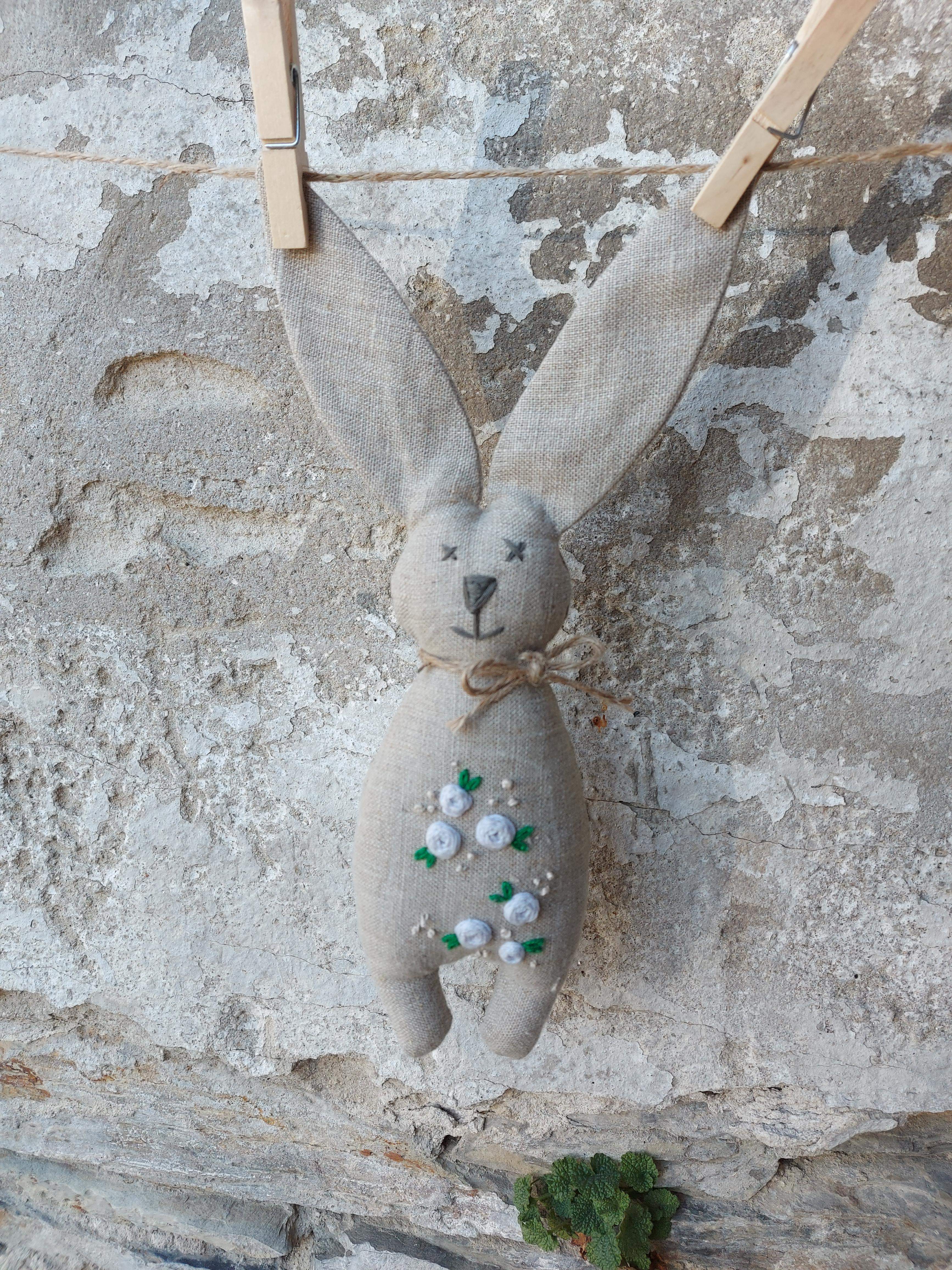 Ľanový zajačik s výšivkou - dekorácia /veľké uši/