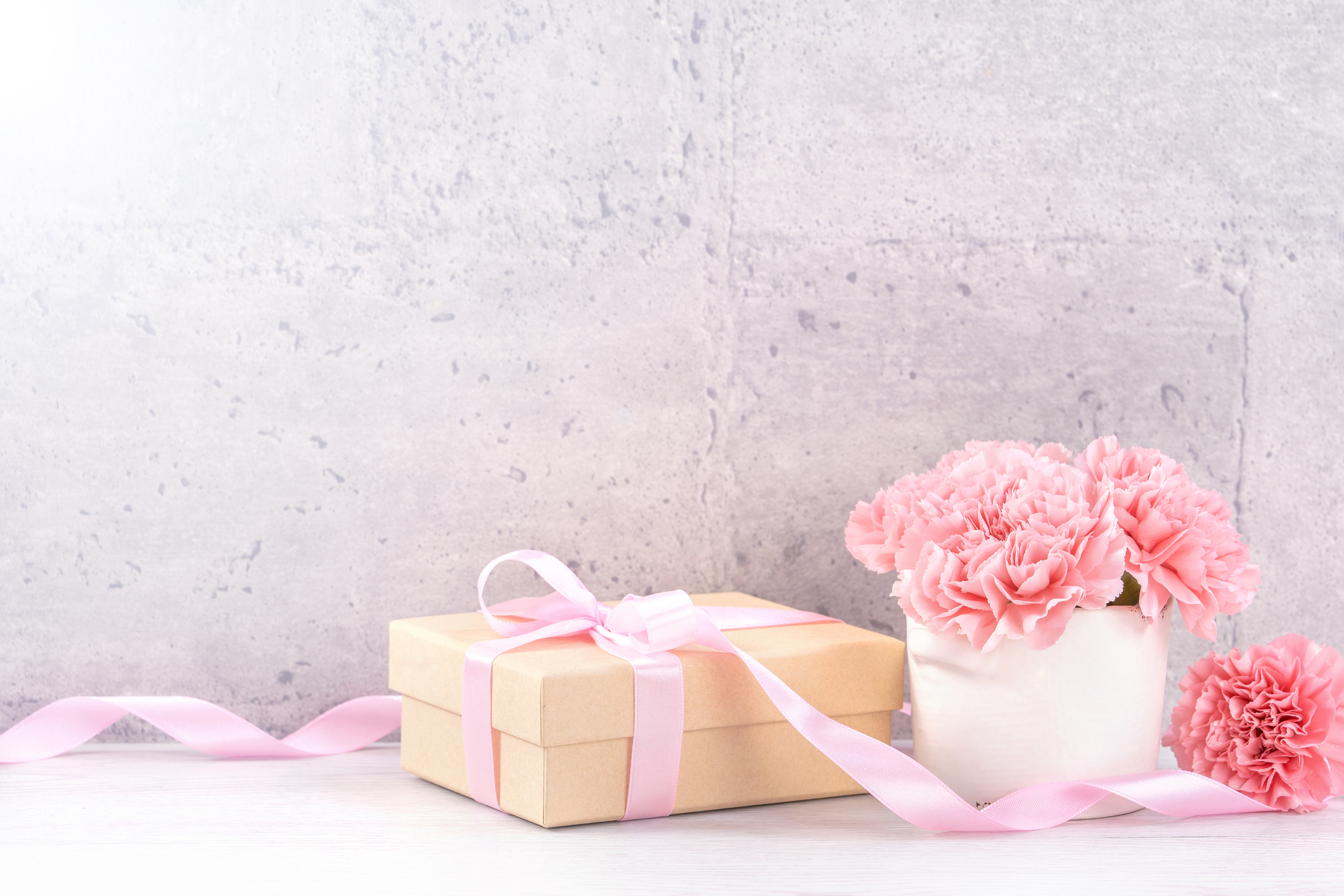 may-mothers-day-handmade-giftbox-wishes-photography-beautiful-blooming-carnations-with-pink-ribbon-box-isolated-on-fair-faced-gray-background-desk-close-up-copy-space-mock-upjpg
