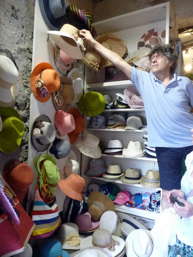 Obchodík s klobúkmi od výmyslu sveta. Handmade/ Little shop with hats, handmade