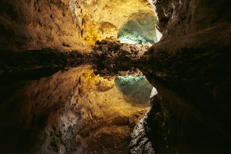 cueva-de-los-verdes-lanzarote-ostrov-jaskyna-sopecny-tuneljpg