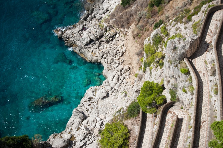 Taliansky ostrov Capri a zafírovo-modrá jaskyňa
