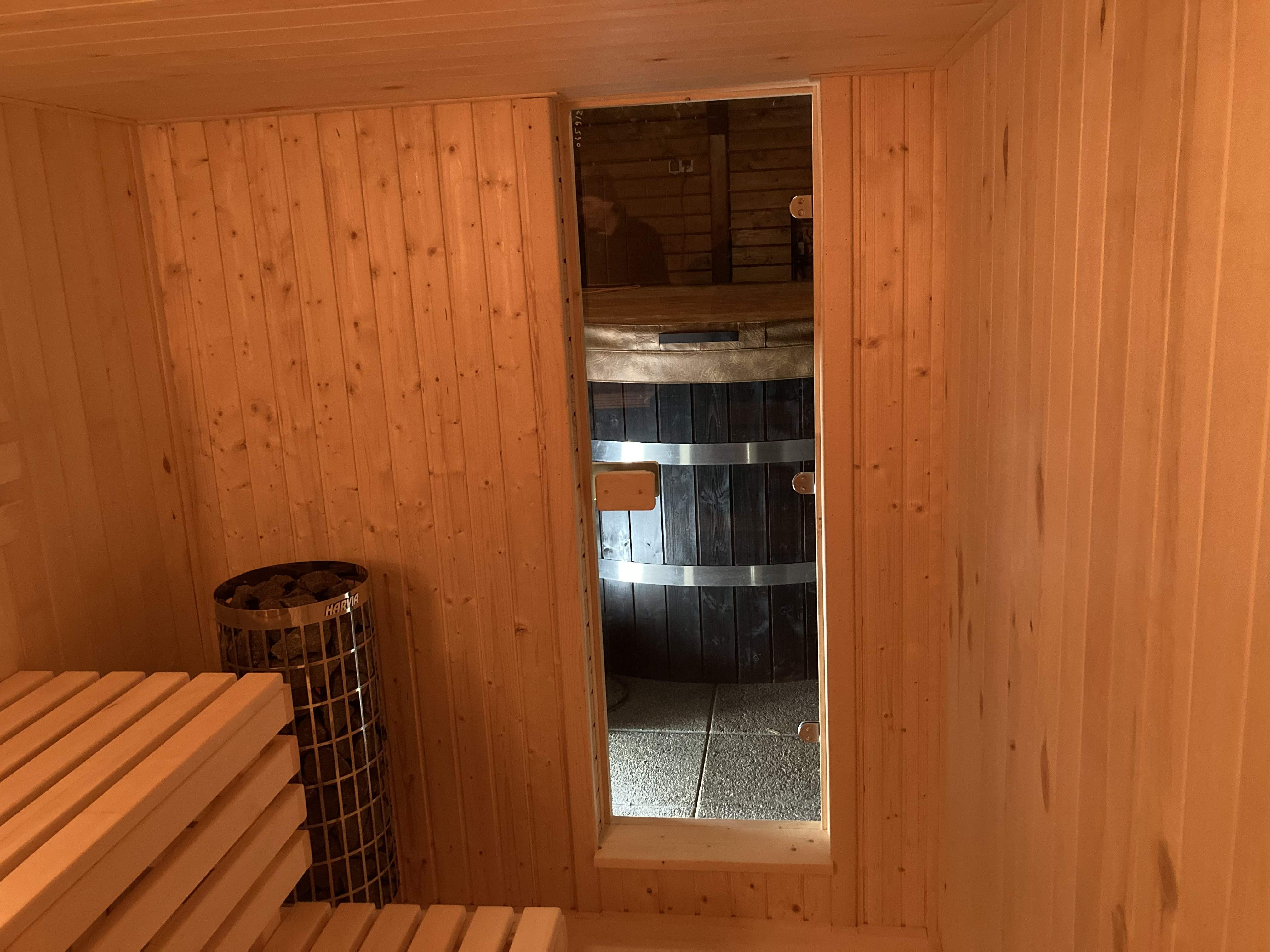 Jedinečný dizajn drevenej sauny na mieru, kde sa spája funkčnosť a estetika.