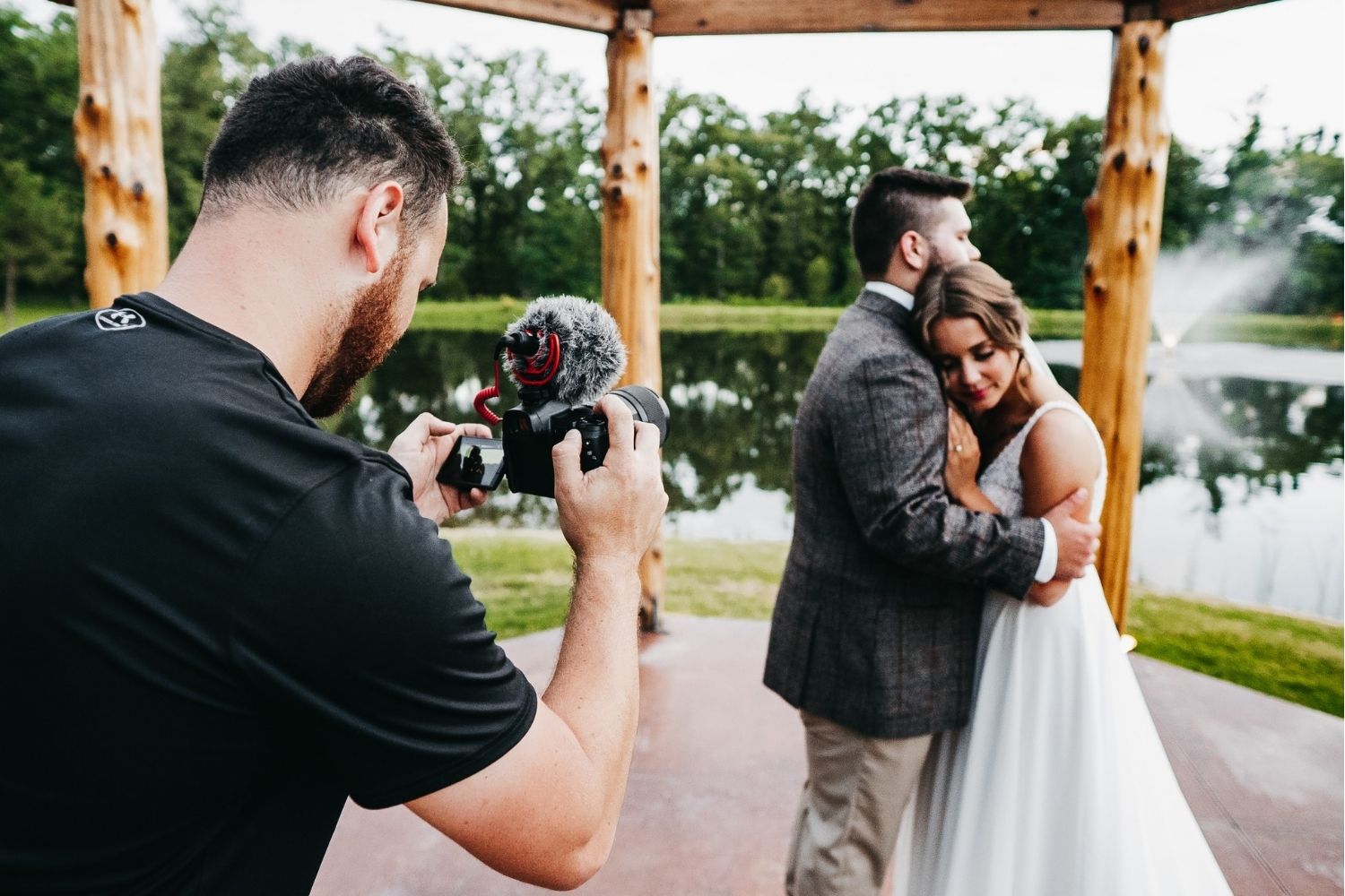 Mať na svadbe svadobného kameramana alebo stačí profesionálny svadobný fotograf?