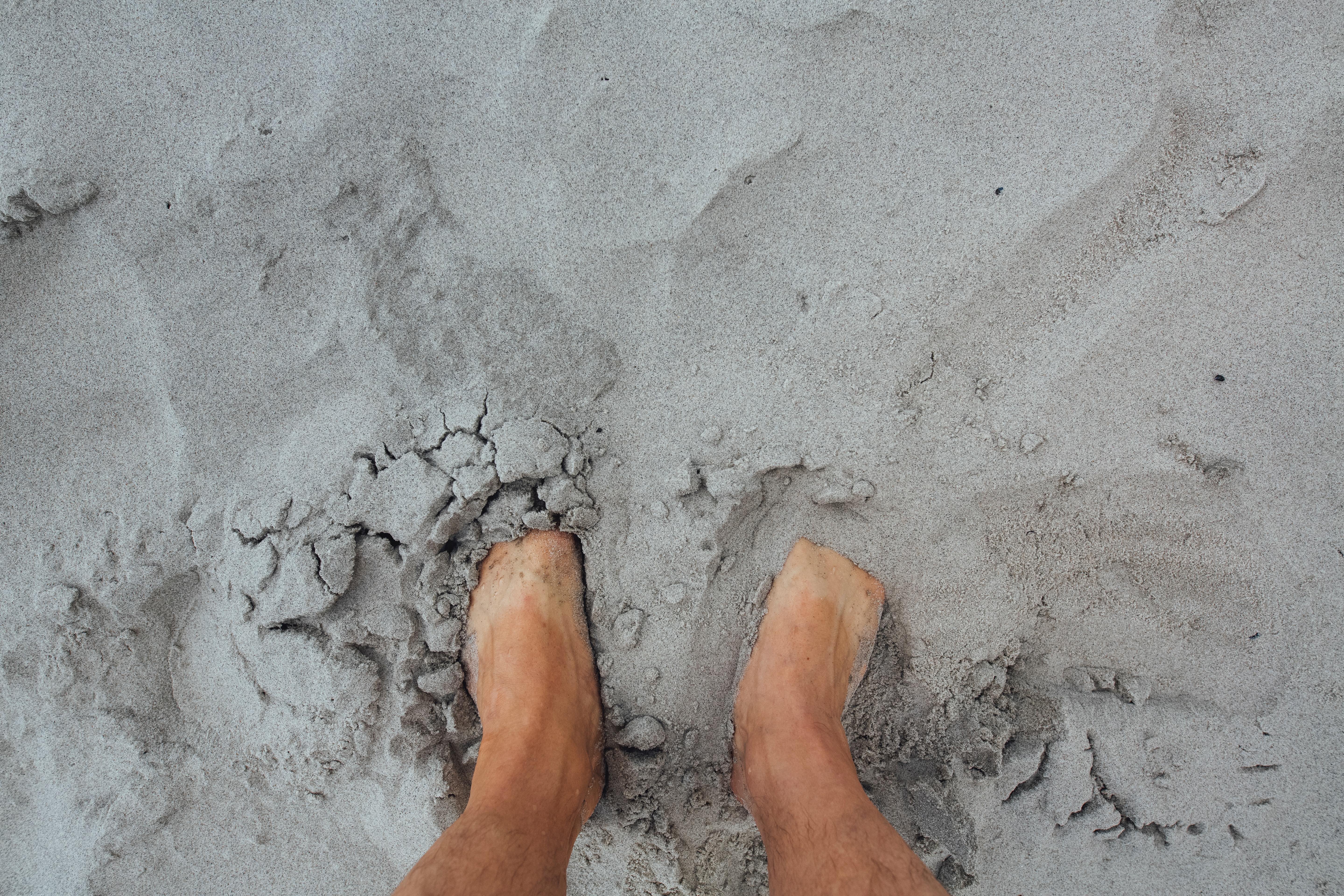 Nohy v piesku, tesiláky a vyhrnuté rukávy - to bol prvý impulz