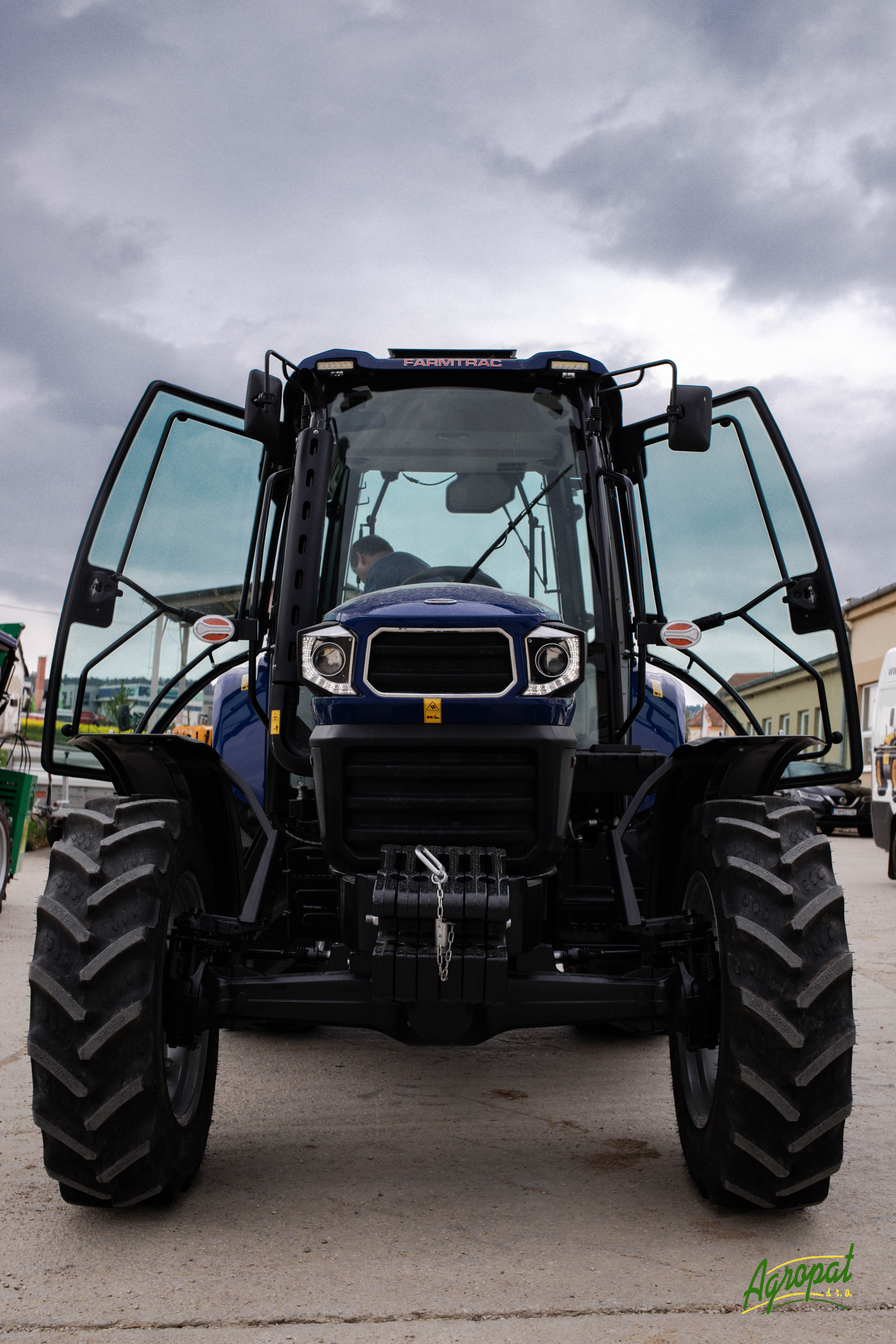 traktor Farmtrac 6075 55,9 kW