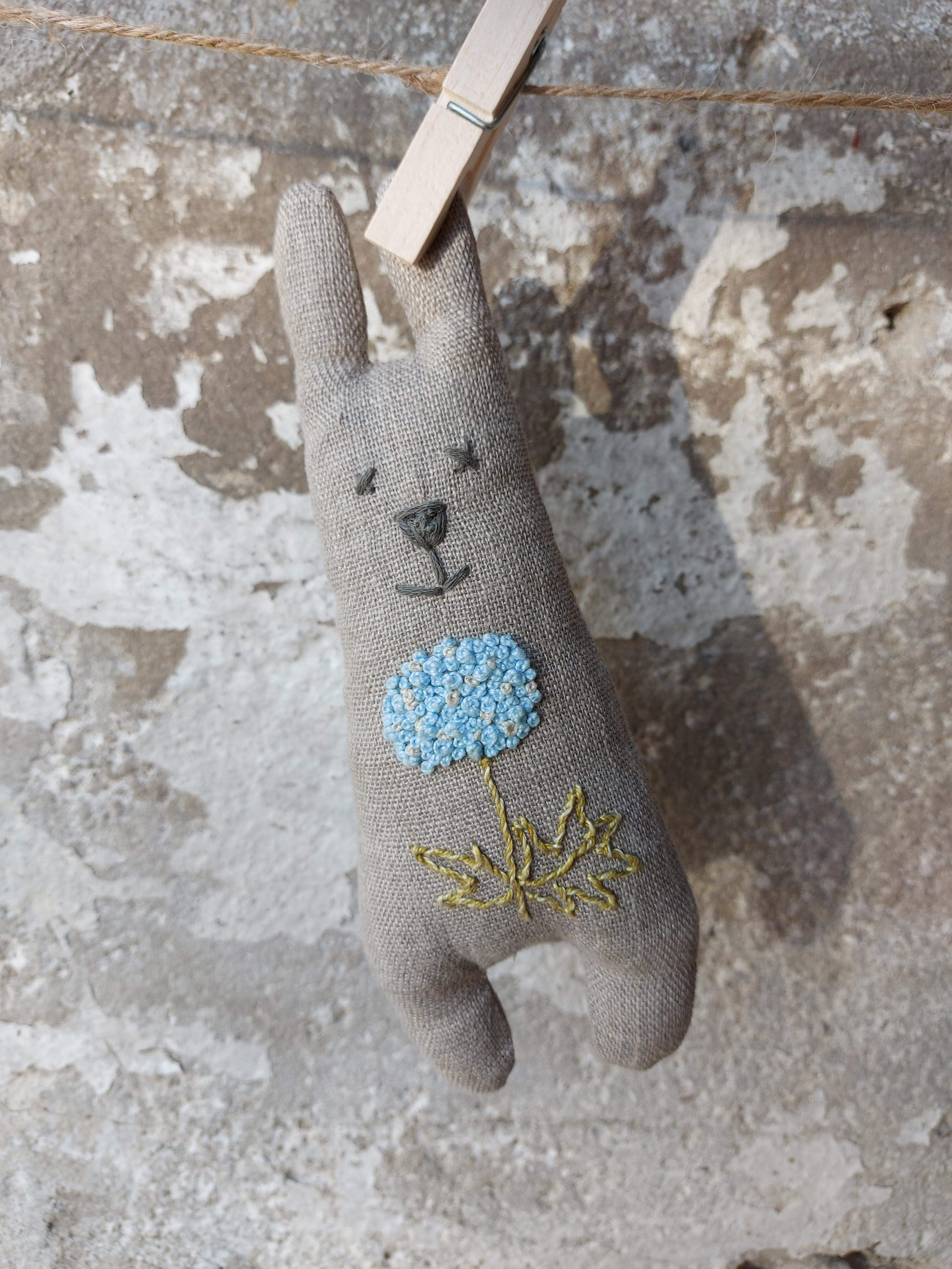 Ľanový zajačik s výšivkou - dekorácia /malé uši/
