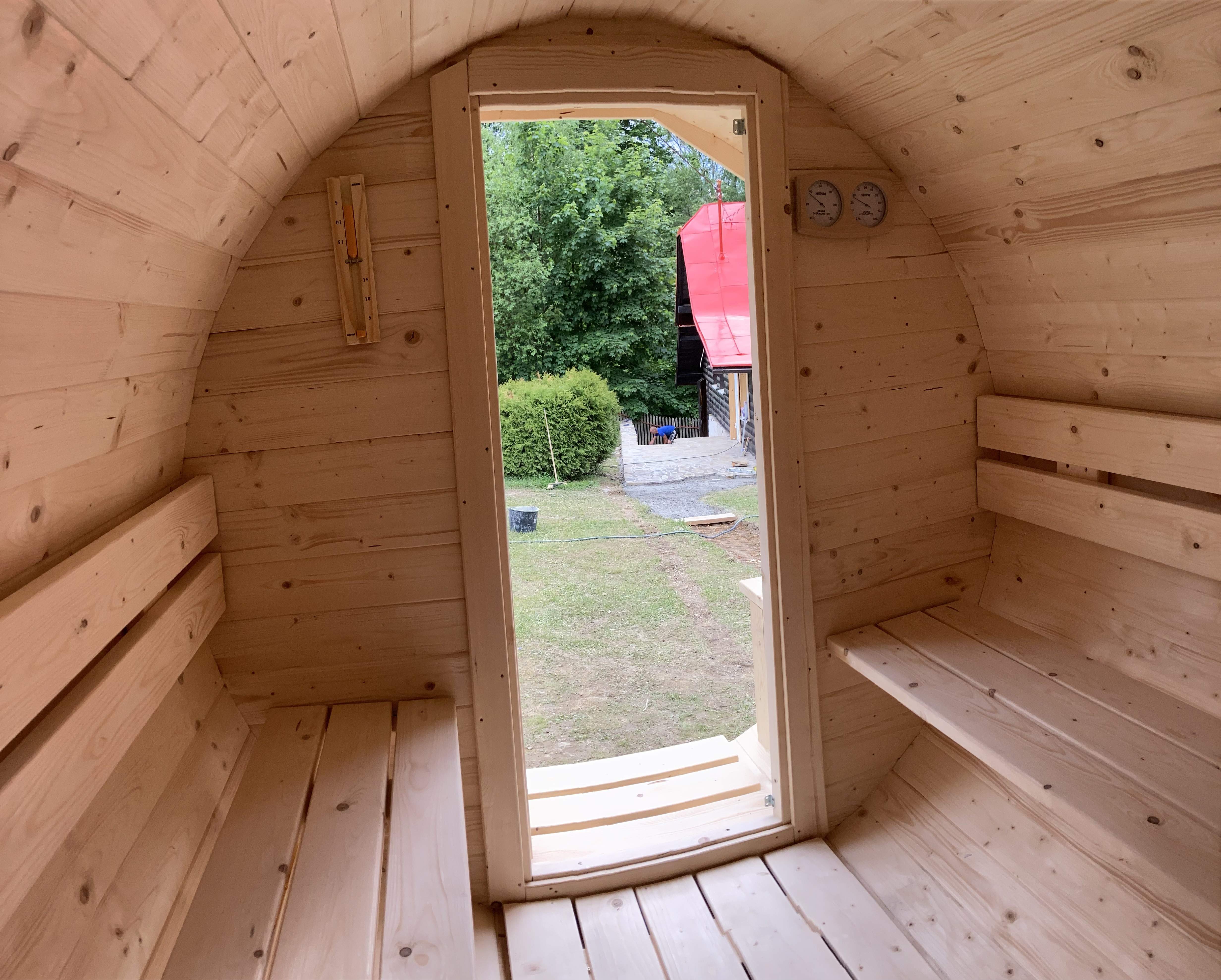 Pohľad von z drevenej sauny na mieru