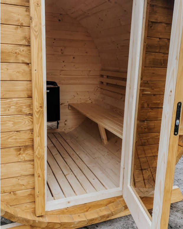 Interiér vonkajšej sudovej sauny 10