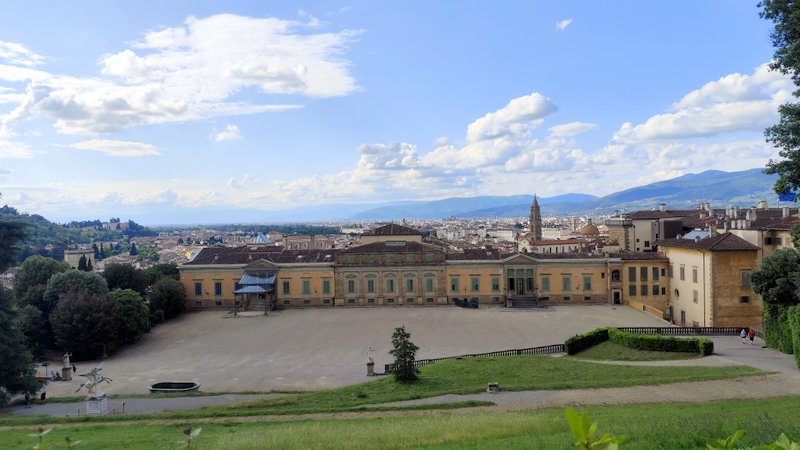 Pohľad na palác Pitti a vľavo dole sochu Pegasa