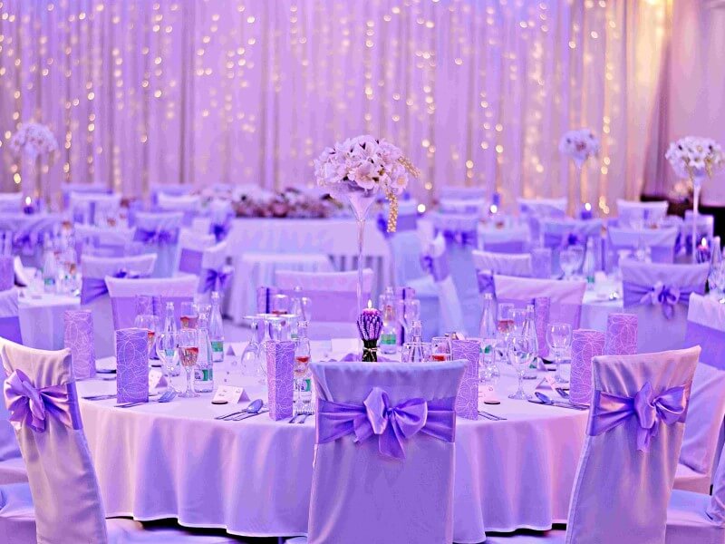 slávnostne vyzdobené stoly na svadbu