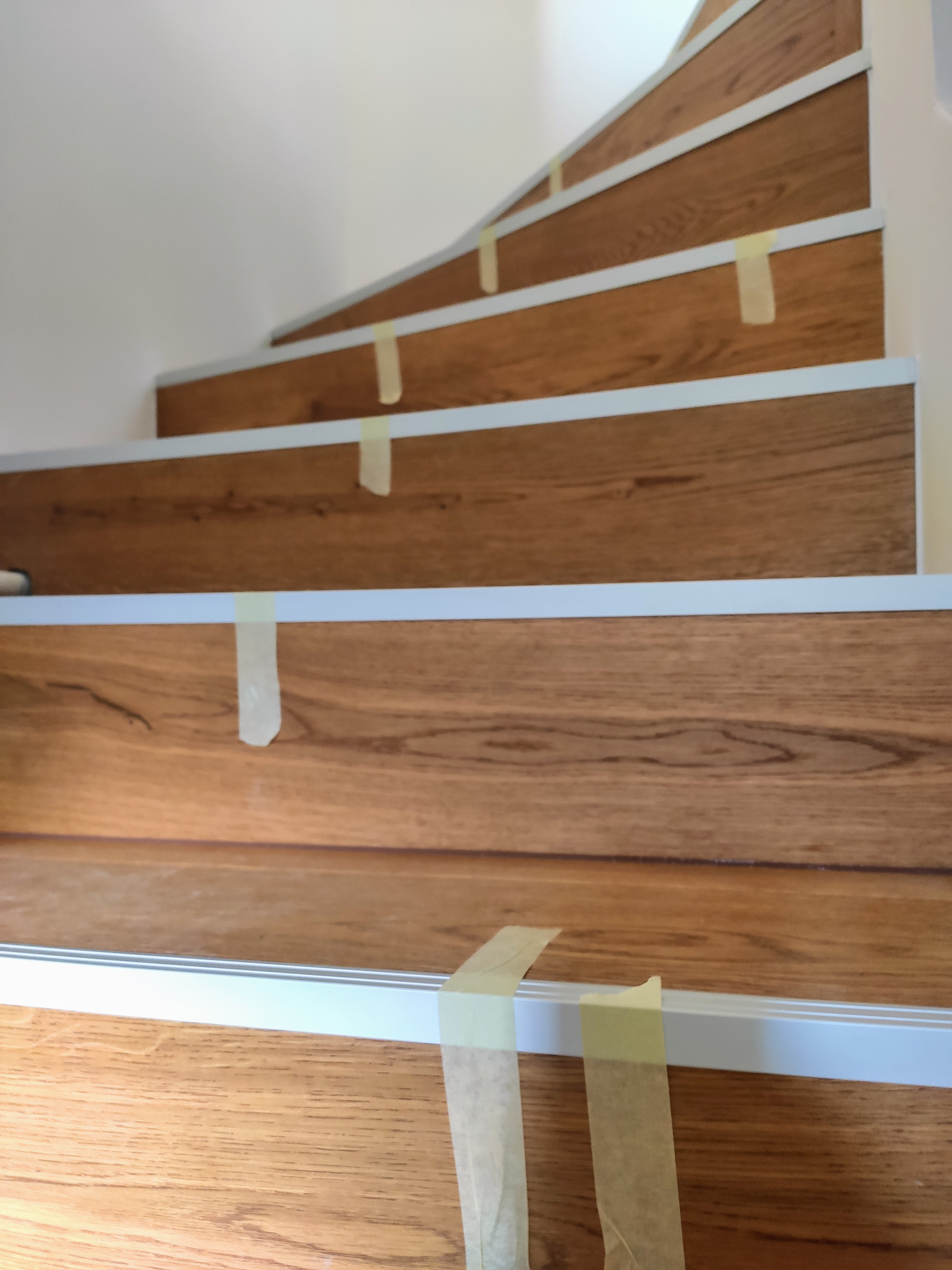 Fa svédpadló lépcsőn- másképp, fém élvédő lépcső profillal, szegély nélkül.