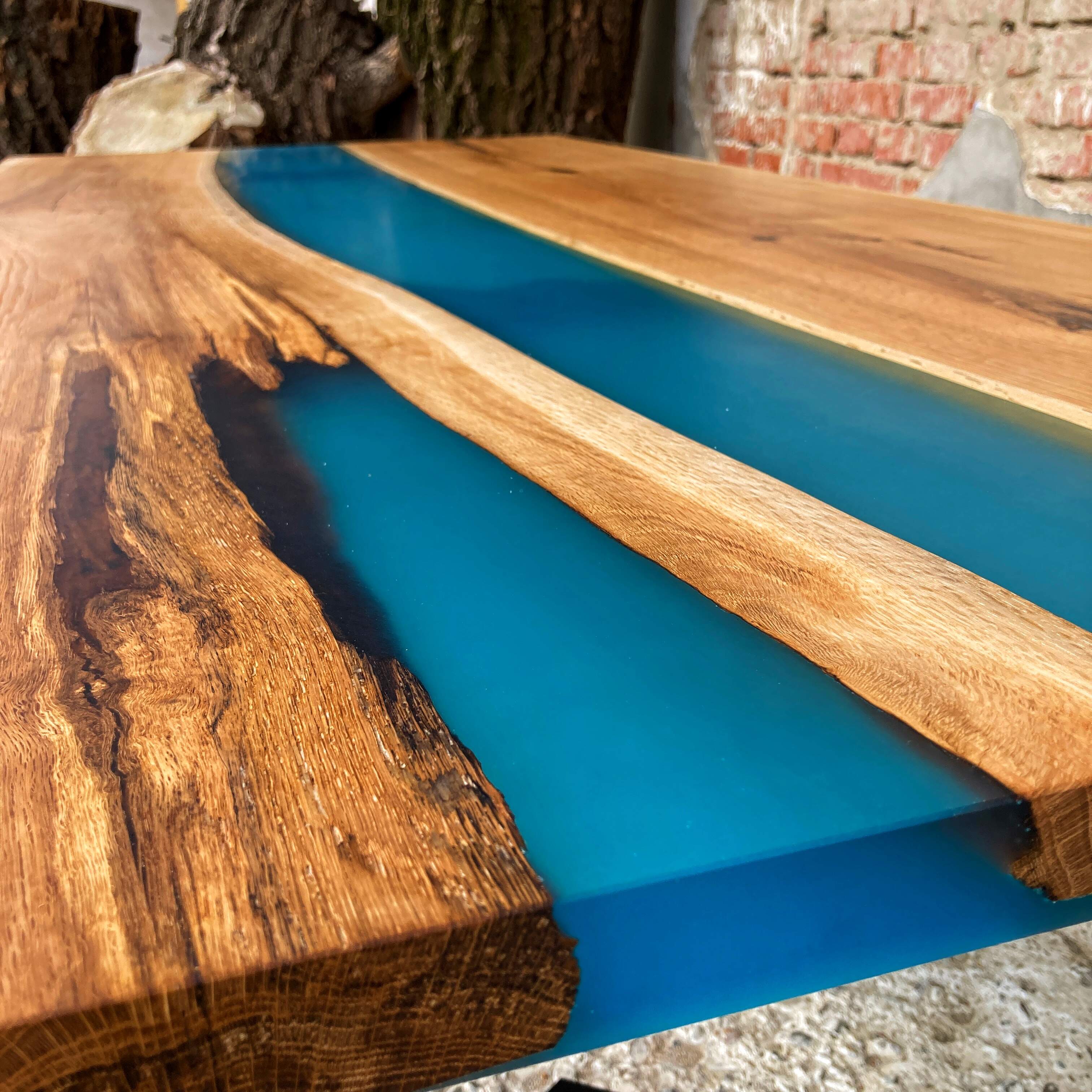 Dubový jedálenský stolík s epoxidom v královskej modrej farbe