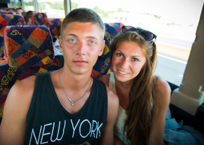 Mladý pár v autobuse