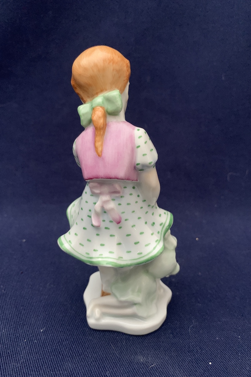 Dievča so zlomenou bábikou Girl with a broken doll HEREND