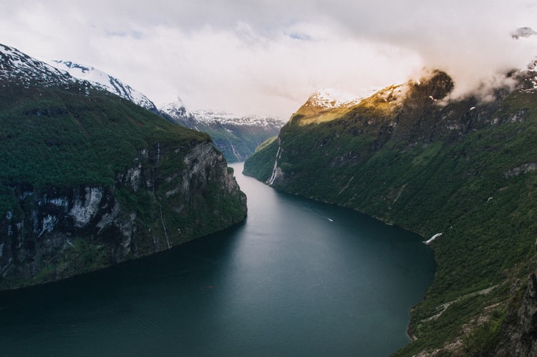 Hlboké nórske fjordy, polárna žiara, aj severské zvieratá