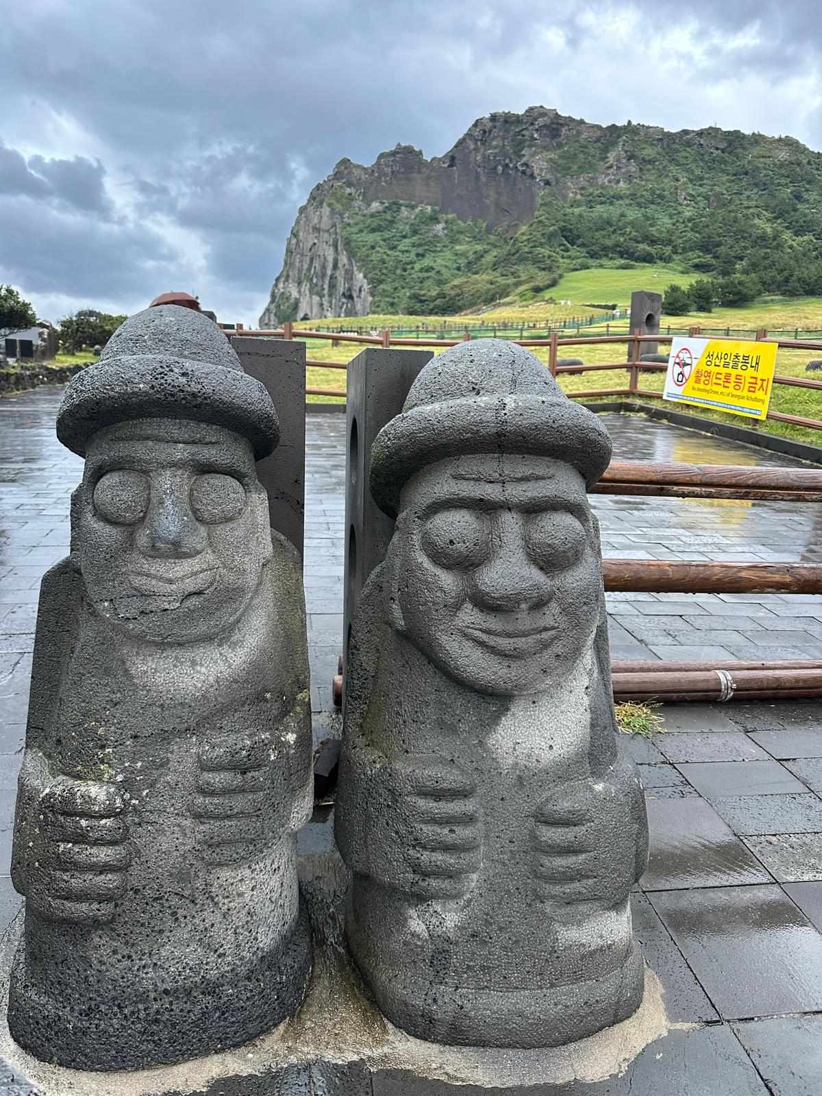 Dol hareubang,  Seongsan Ilchulbong jeju-do ostrov jeju cestovanie pamiatky co vidiet na ostrove turisticke atrakcie zaujimave miesta Jeju-do, kamenné postavičky, muži, Južná Kórea, Jeju-do, ostrov jeju