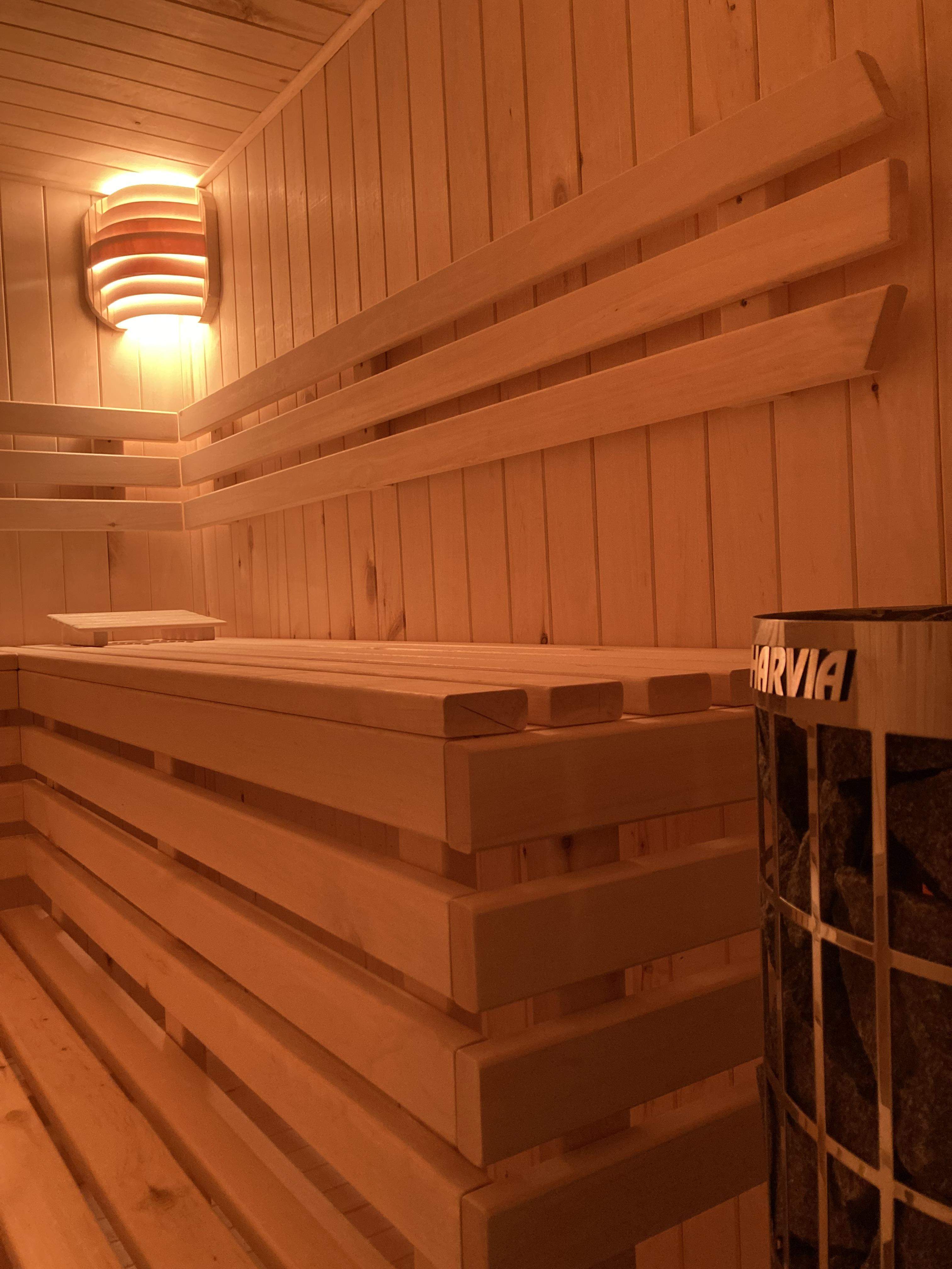 Detail kvalitnej dreviny použitej pri výrobe sauny na mieru.