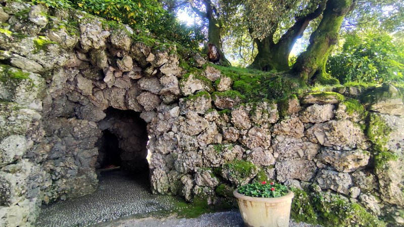 Umelá jaskyňa s tunelom k japonskej záhrade
