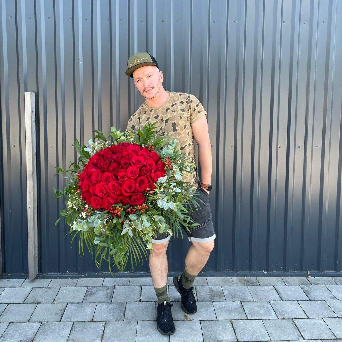 Florista Maroš Petic sa venuje floristike už 23 rokov. Momentálne pôsobí v kvetinárstve Kvety LotuS