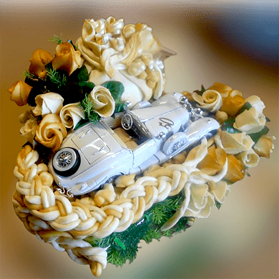 Syrová tortička (kompozícia) s modelom auta