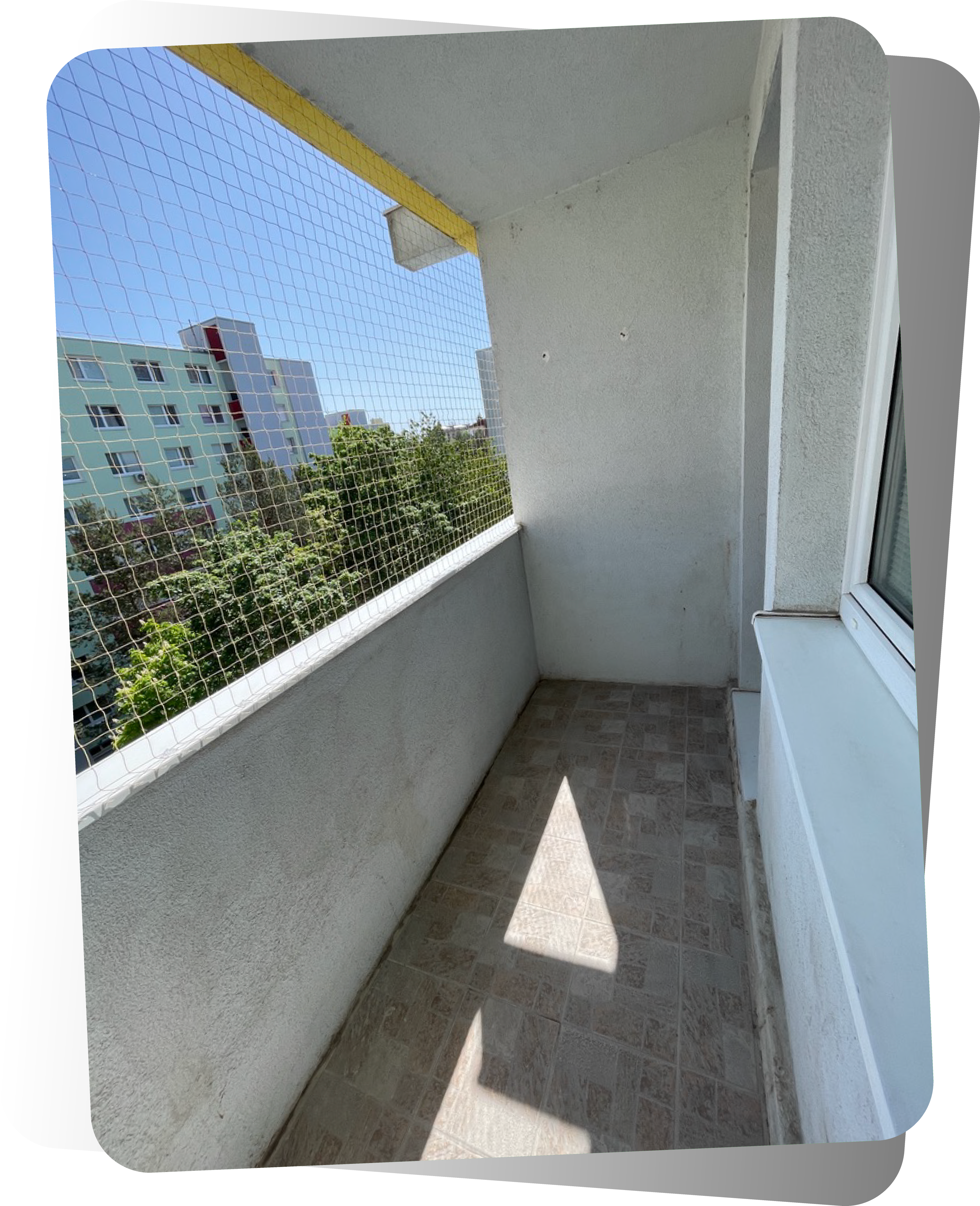 Čistenie holubieho trusu z balkónov s dezinfekciou a odstránením nečistôt, montáž sieťok