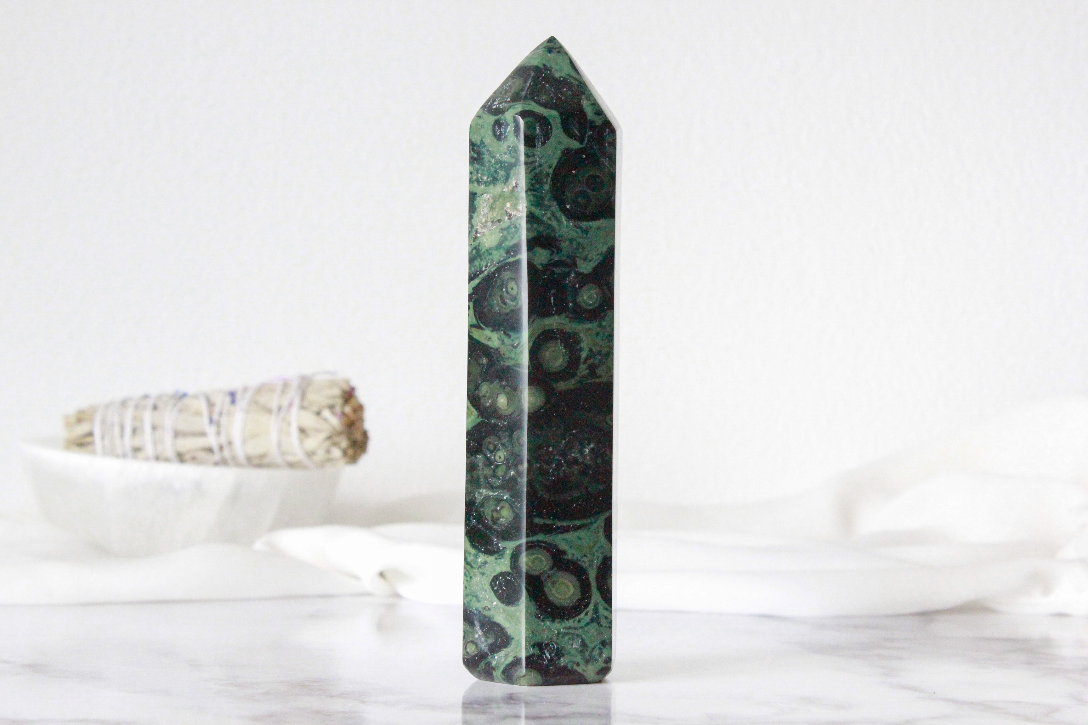 Jaspis Kambaba Obelisk (444g, 16,7cm)