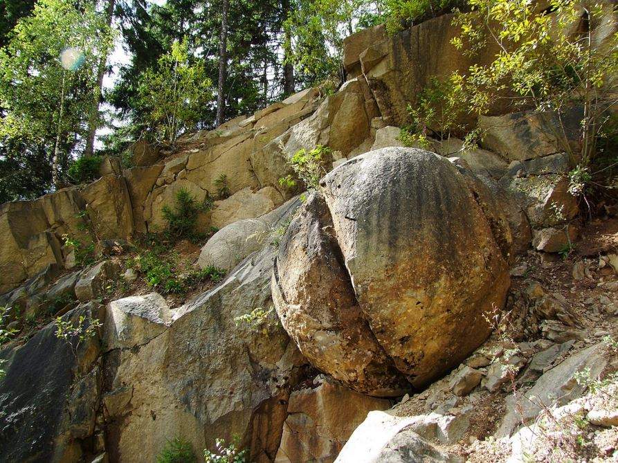 9 netradičných skalných útvarov ukrytých v slovenskej prírode