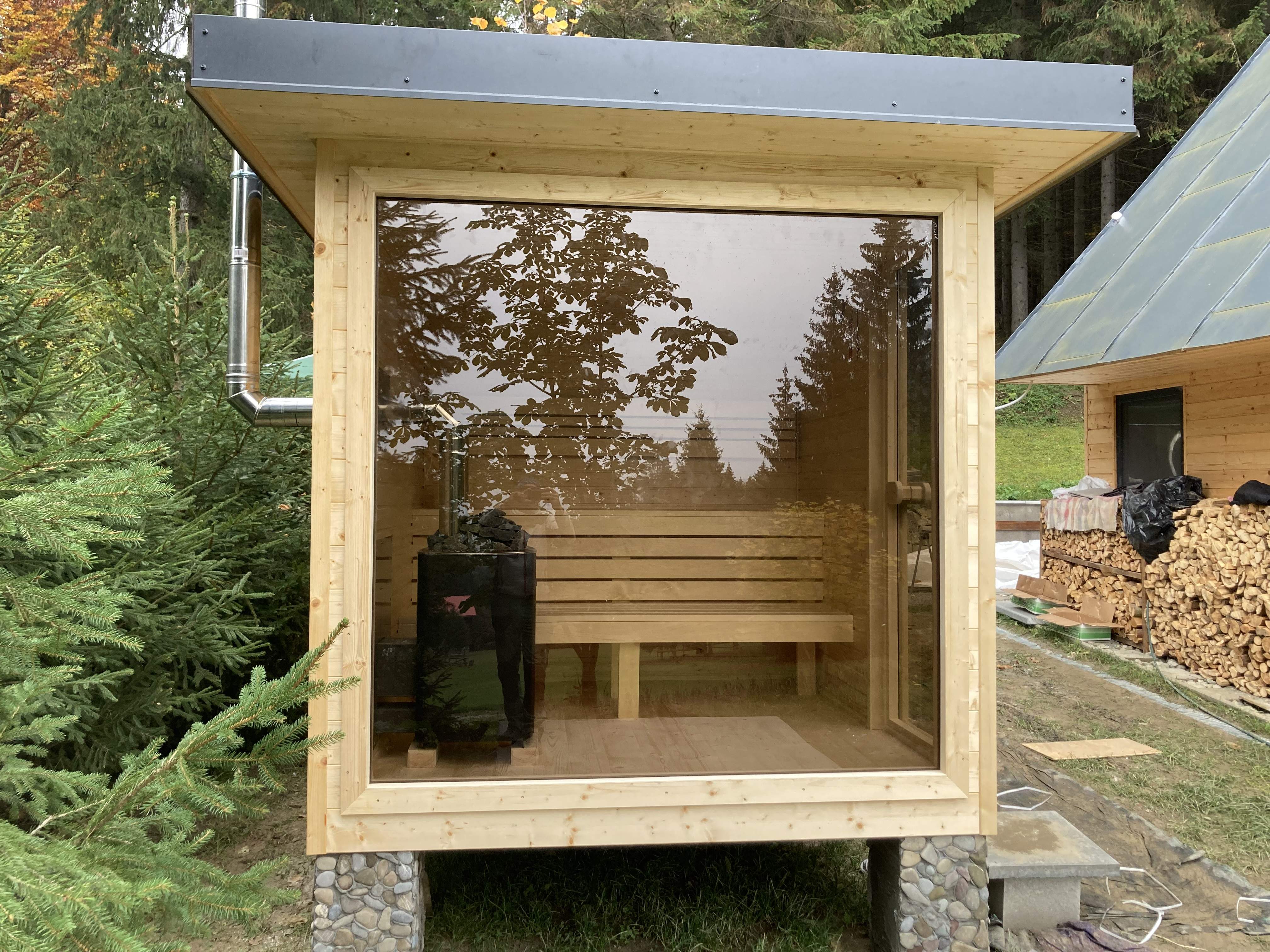 Elegantná drevená sauna na mieru s presklením.