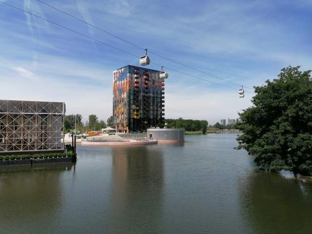 Pohľad z mosta na administratívnu budovu/ A view from a bridge toward office building