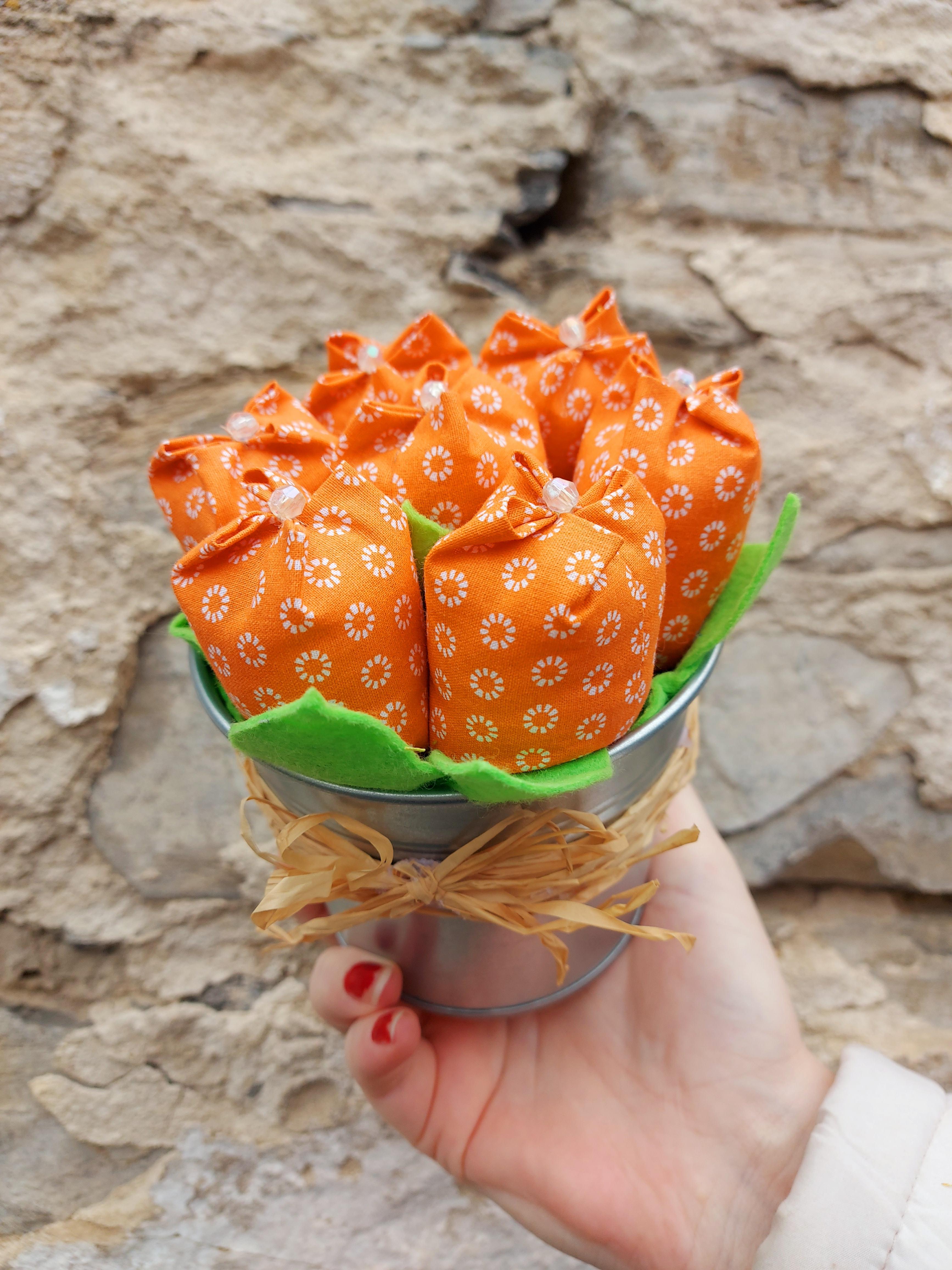 Kytica látkových kvetov v kýbliku - oranžová