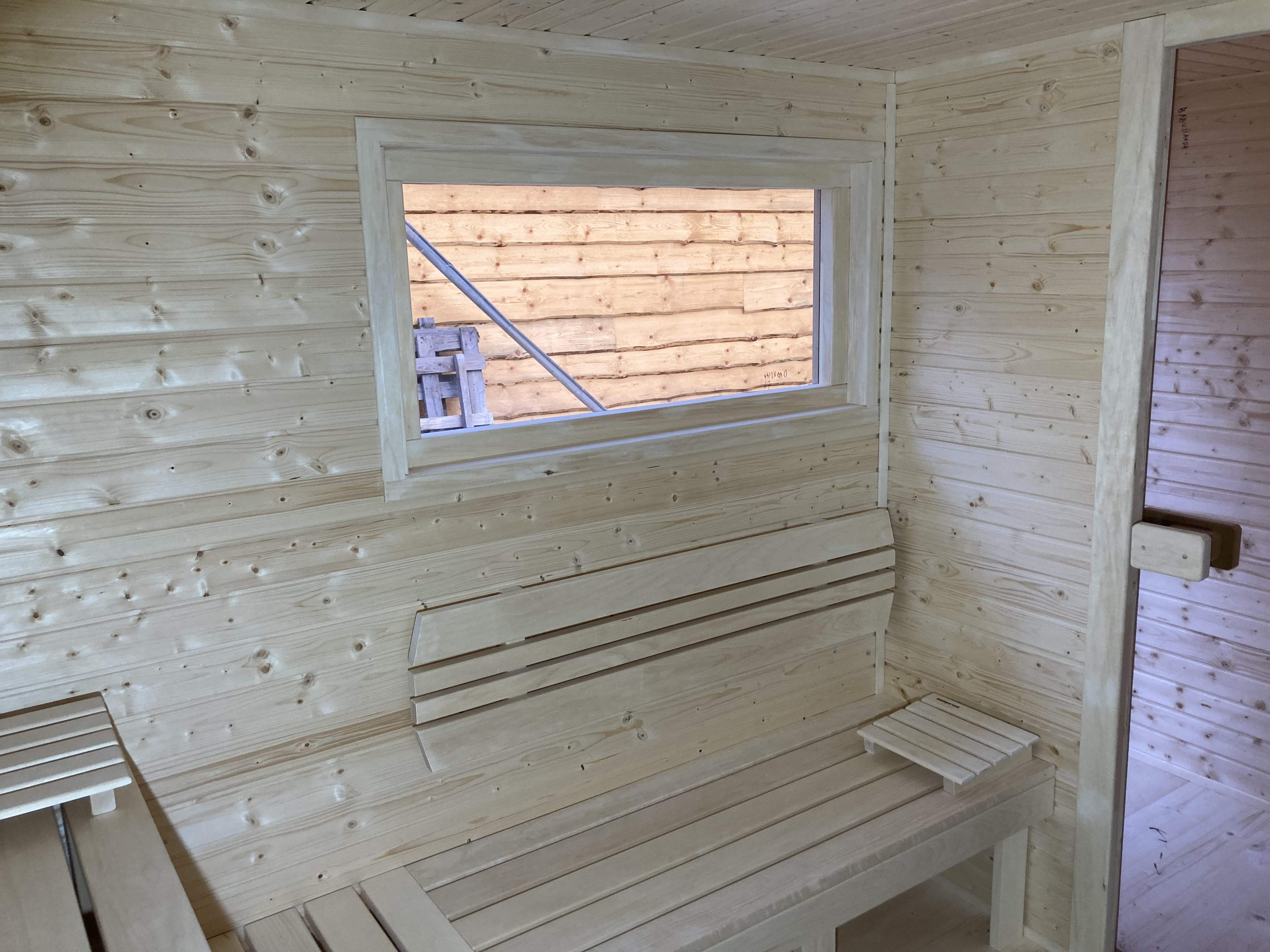 Pohľad na vnútorný dizajn luxusnej drevenej sauny na mieru.