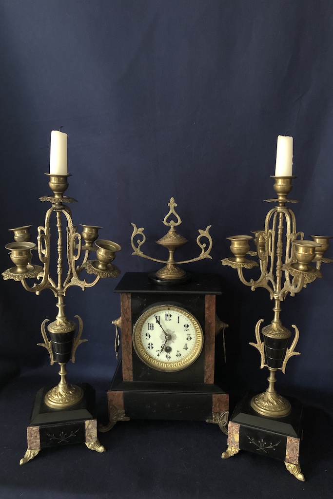 Hodiny so svietnikmi Mantel clock with candlesticks