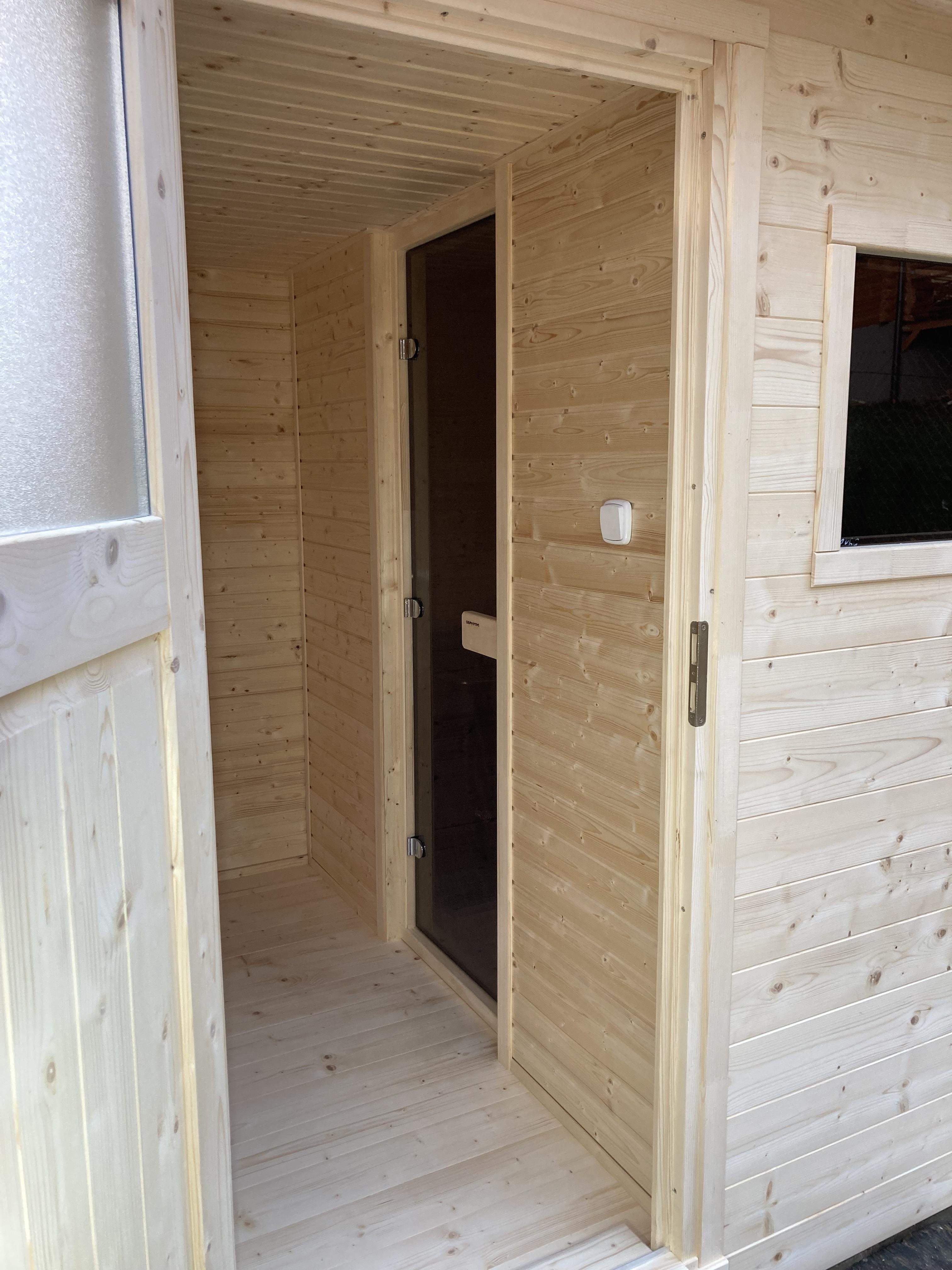 Prírodný a súčasne moderný dizajn drevenej sauny.