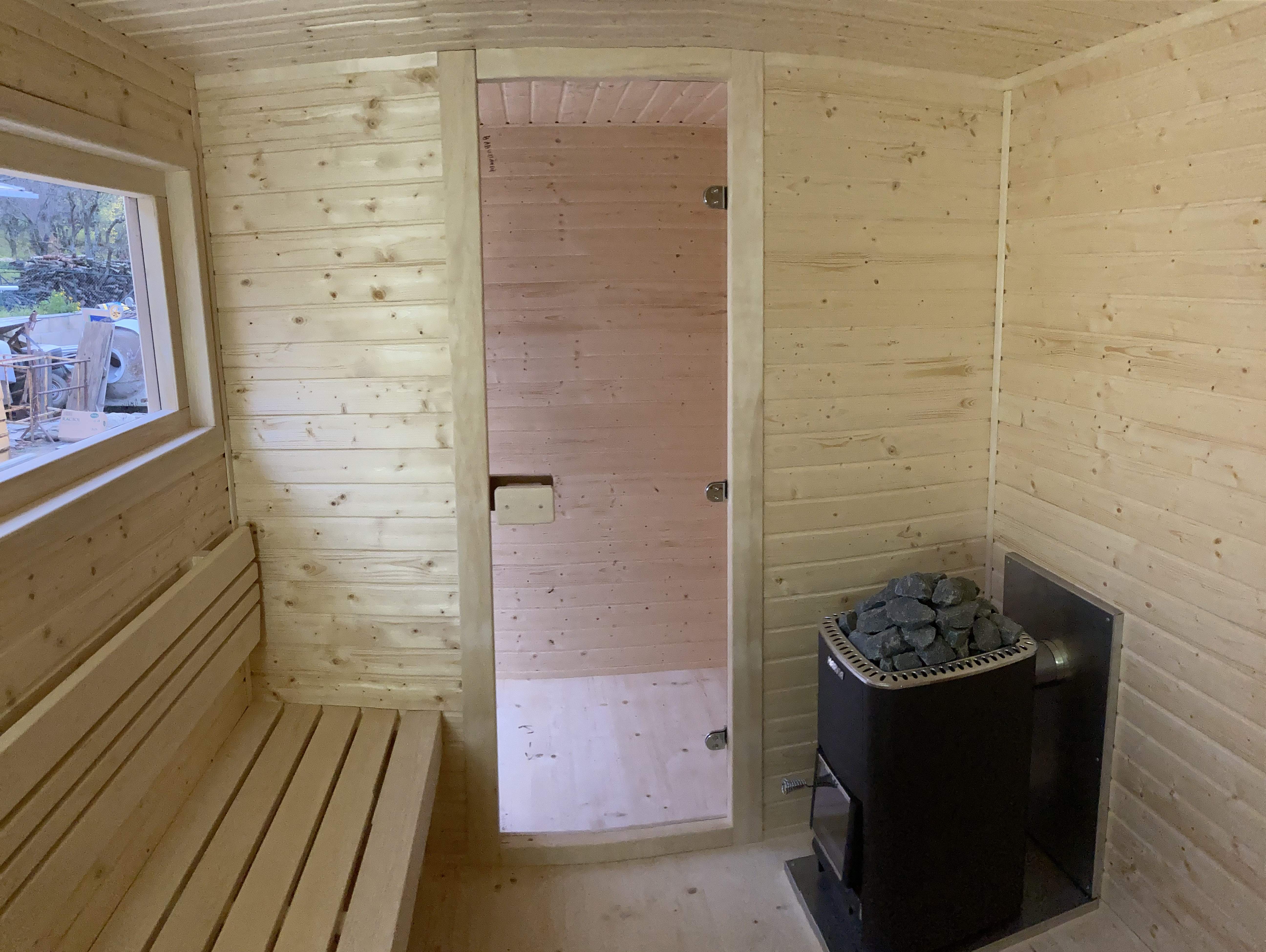 Detaily interiéru kvalitnej drevenej sauny.