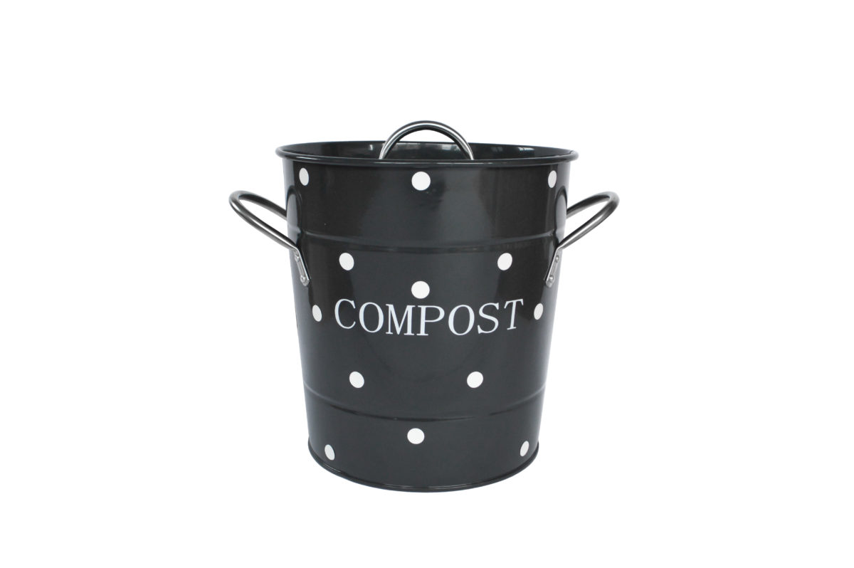 Čierny kompostér s bielymi bodkami