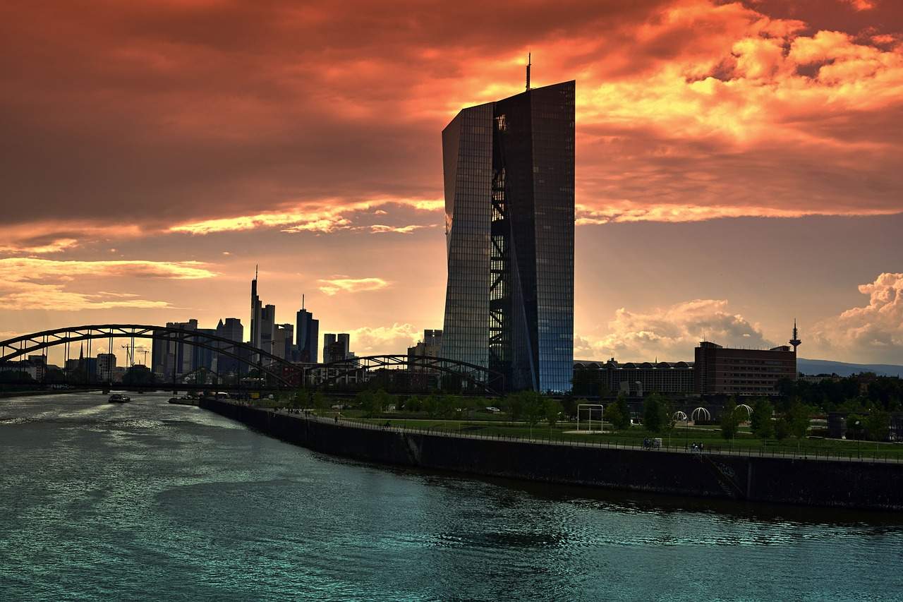 ECB zvyšuje sadzby o 75 bázických bodov a obmedzuje podporu pre európske banky