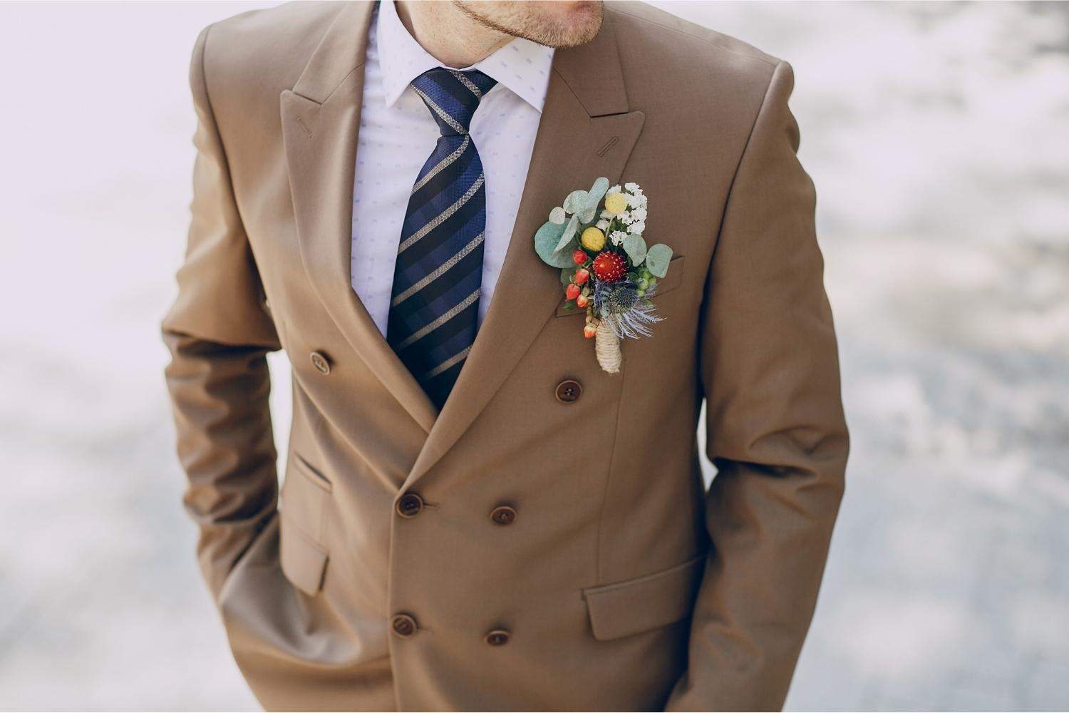 Čo by ste mali vedieť o výbere svadobného obleku a doplnkov pre ženícha