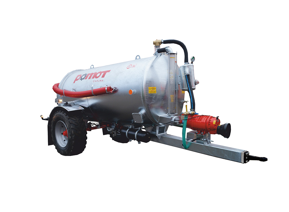 Cisterna od firmy Pomot s objemom 4 000 litrov, jednonápravová cisterna za traktor