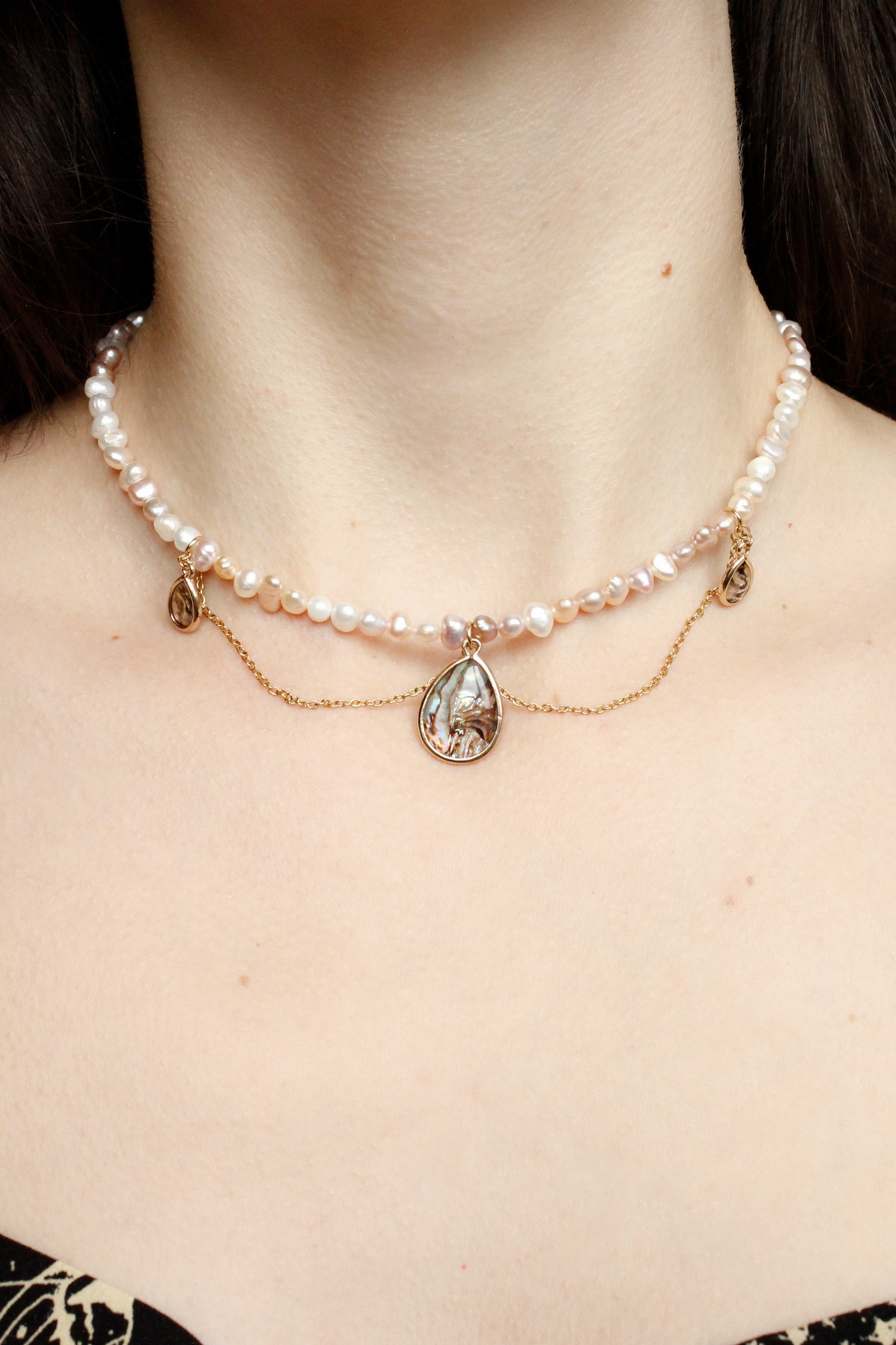 Perlový náhrdelník s mušľami