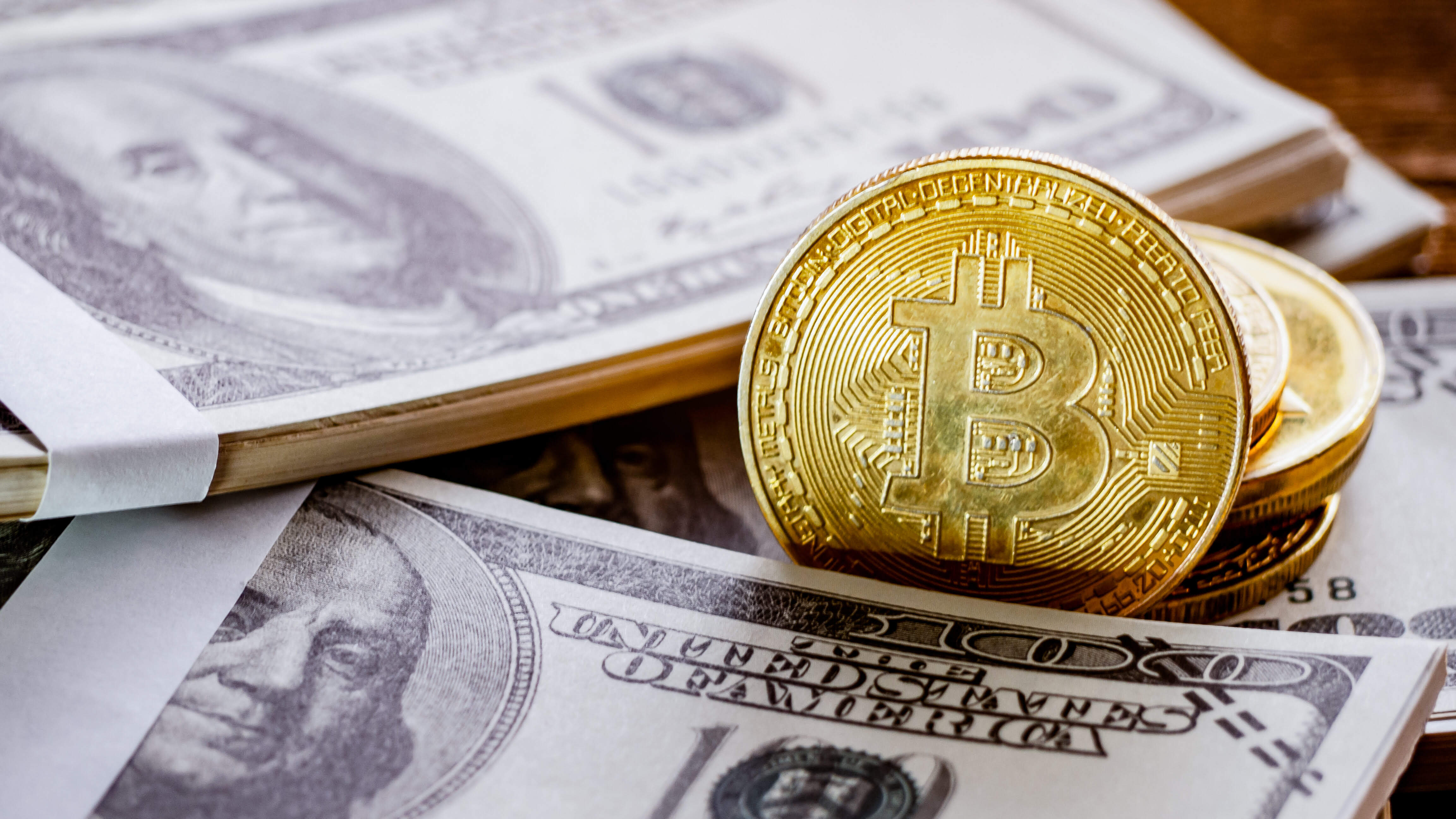 Bitcoin je forma peňazí, nech konkuruje doláru