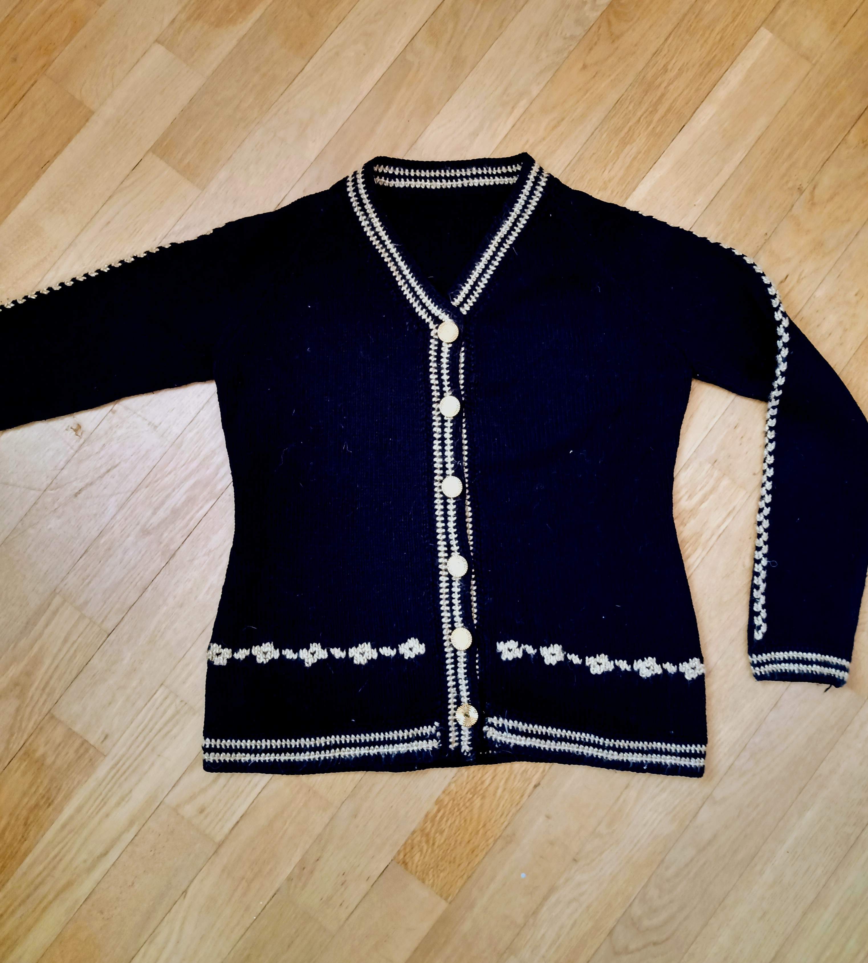 Čierno-zlatý pletený sveter