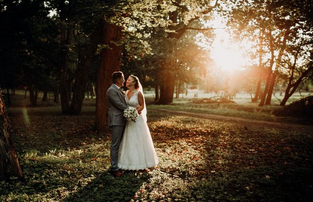 img src="Esküvői fotózás 2021" alt="esküvői fotózás naplementében"