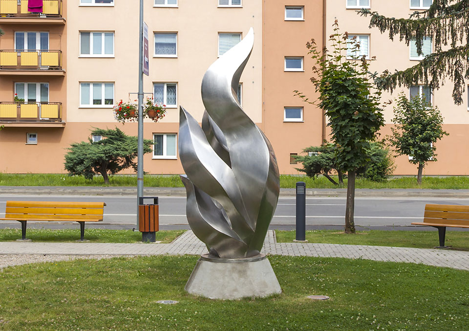 technique: stainless steel: 270 x 160 x 140 cm year: 2013